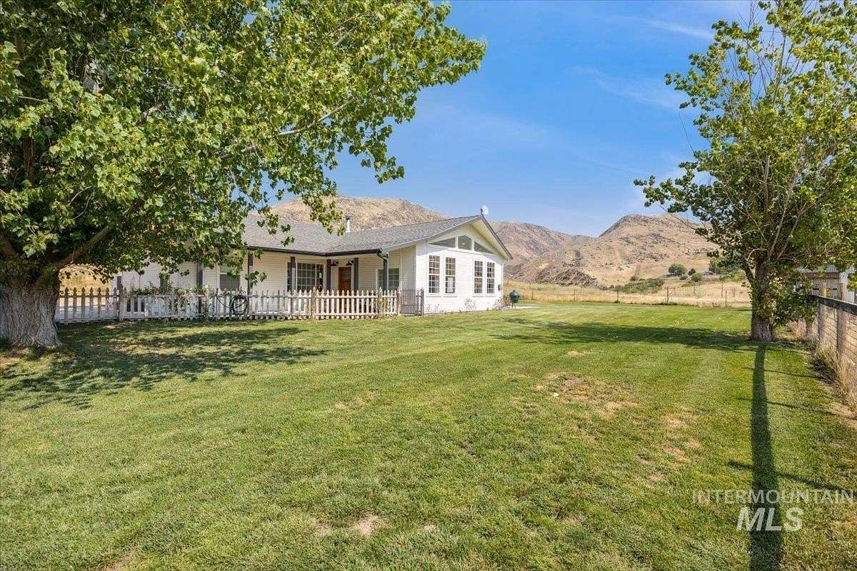 7.89 Acres of Residential Land with Home for Sale in Horseshoe Bend, Idaho