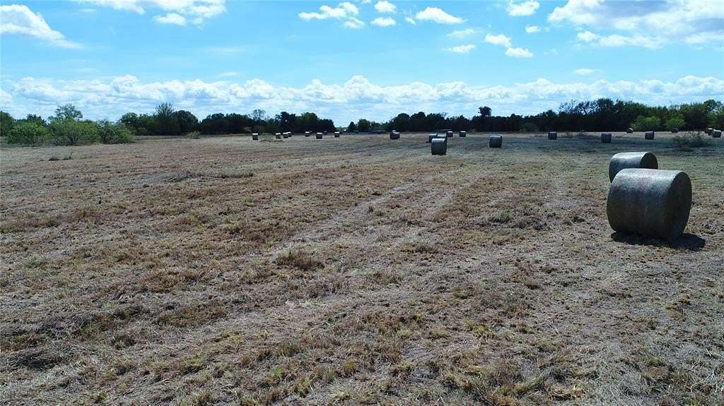 27.733 Acres of Agricultural Land for Sale in Mildred, Texas