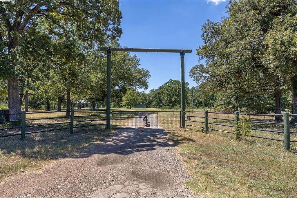 5.2 Acres of Residential Land with Home for Sale in Mount Vernon, Texas