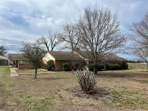 2 Acres of Residential Land with Home for Sale in Van Alstyne, Texas