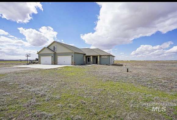 2.1 Acres of Residential Land with Home for Sale in Paul, Idaho