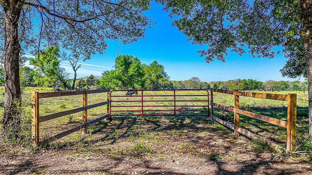 10.01 Acres of Land for Sale in Fairfield, Texas
