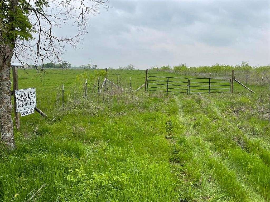10 Acres of Land for Sale in Kemp, Texas