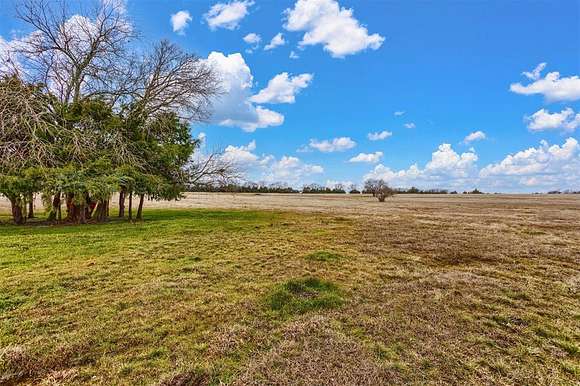 5 Acres of Land for Sale in Savoy, Texas