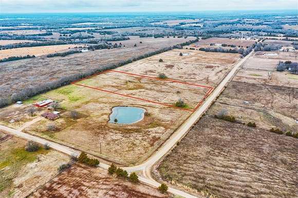 5 Acres of Land for Sale in Savoy, Texas