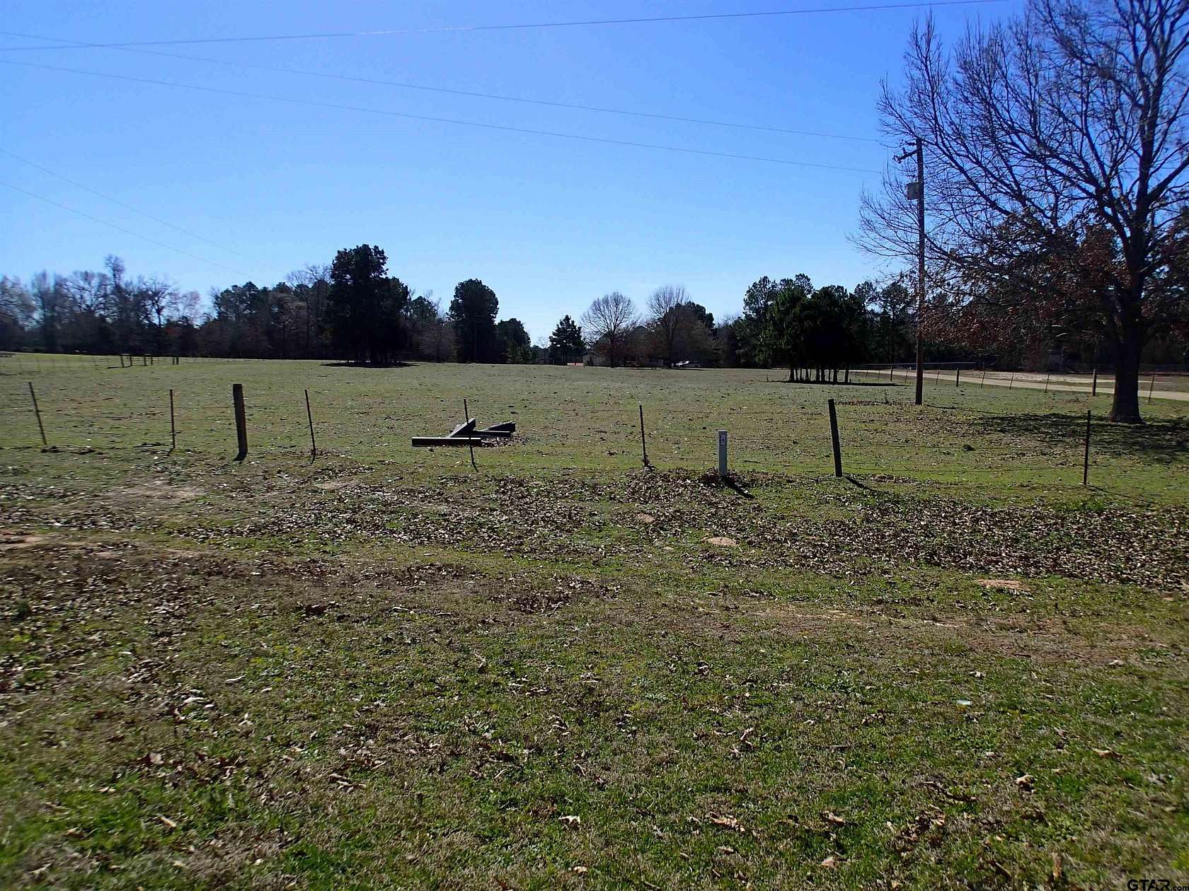 1.5 Acres of Residential Land for Sale in Leesburg, Texas