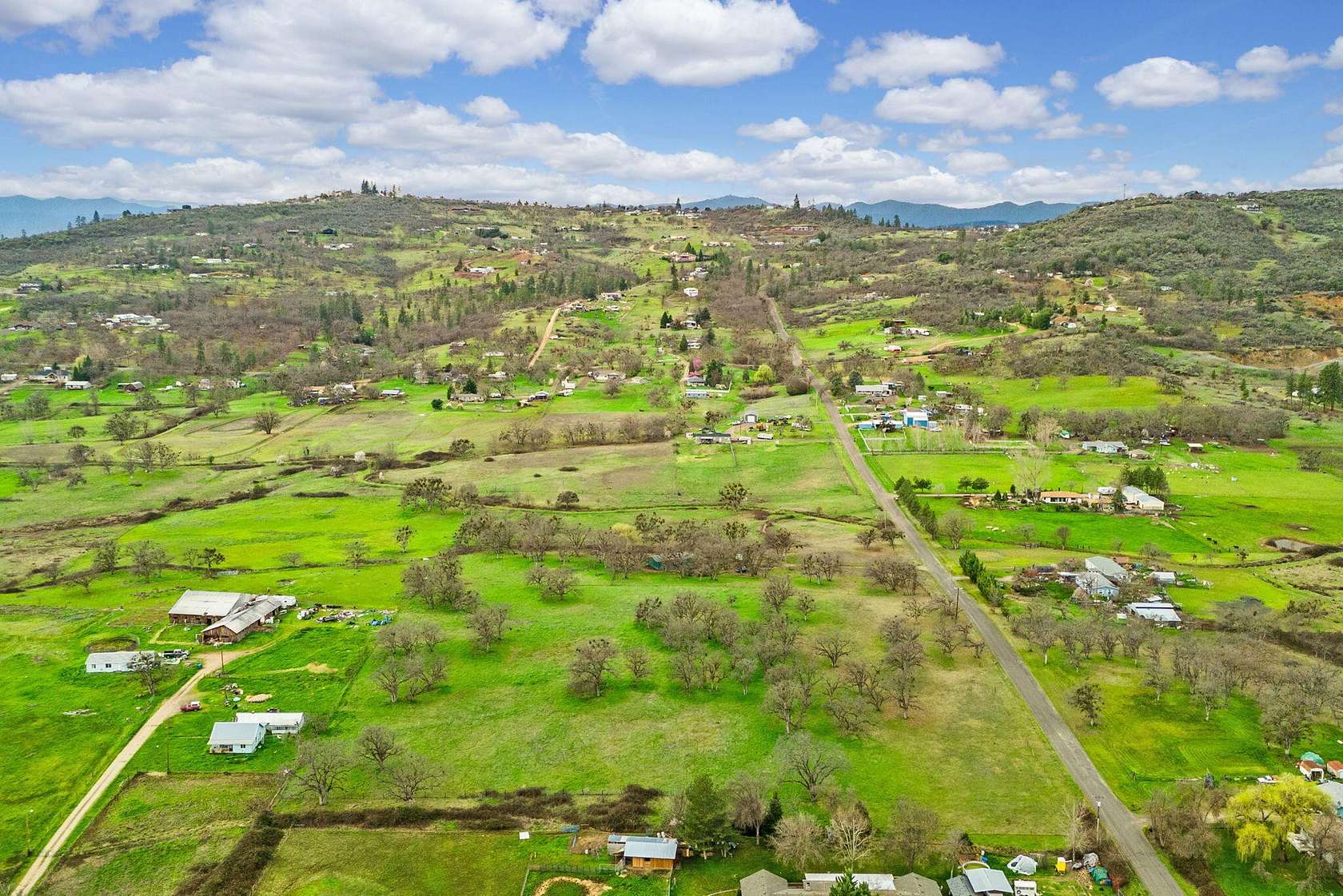 13.5 Acres of Land with Home for Sale in Eagle Point, Oregon