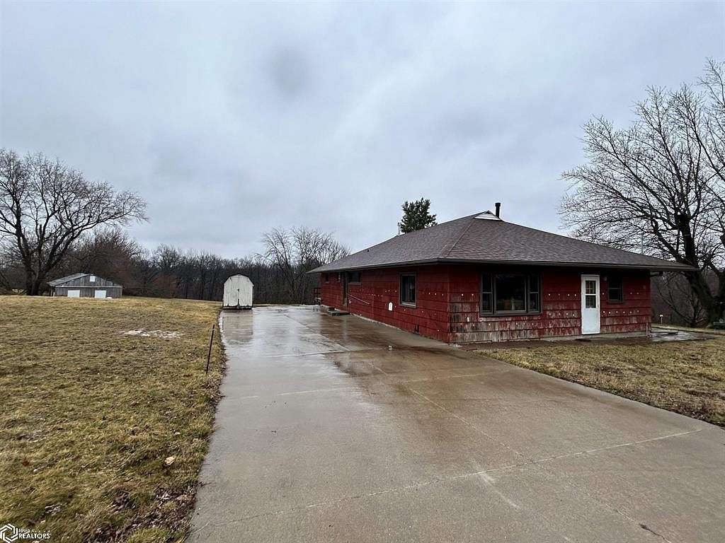 5.6 Acres of Residential Land with Home for Sale in Ottumwa, Iowa