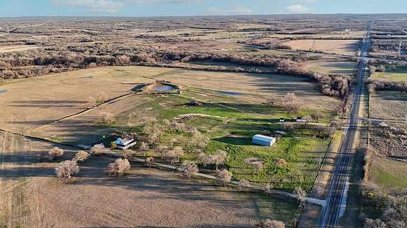 183 Acres of Land with Home for Sale in Bridgeport, Texas