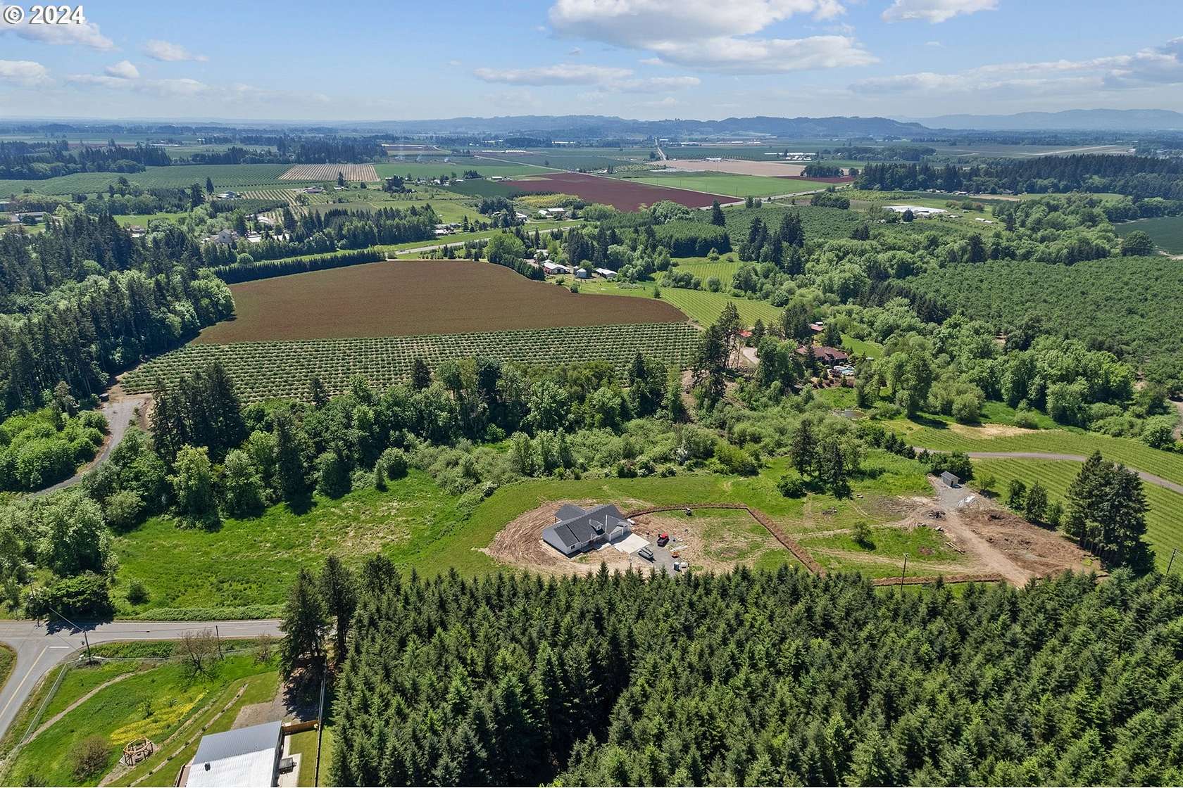8 Acres of Residential Land with Home for Sale in Dayton, Oregon