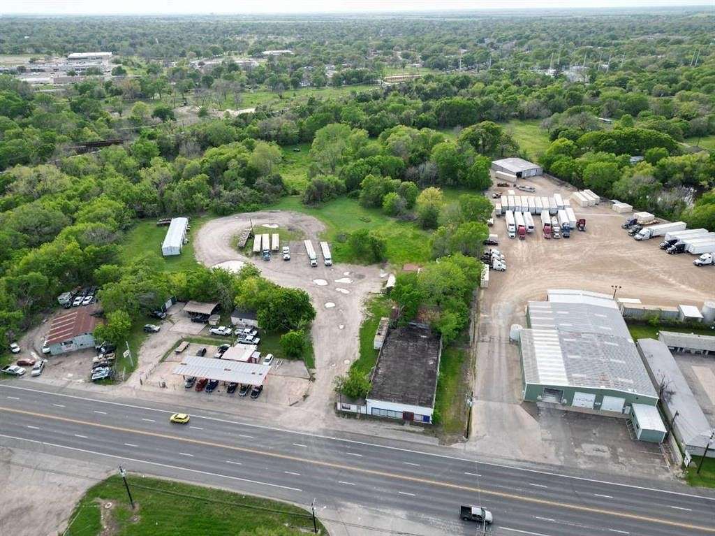 4.832 Acres of Commercial Land for Sale in Corsicana, Texas