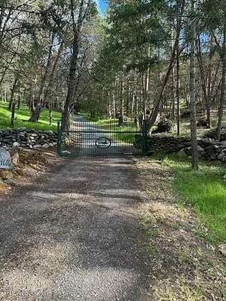 13.6 Acres of Land with Home for Sale in Medford, Oregon