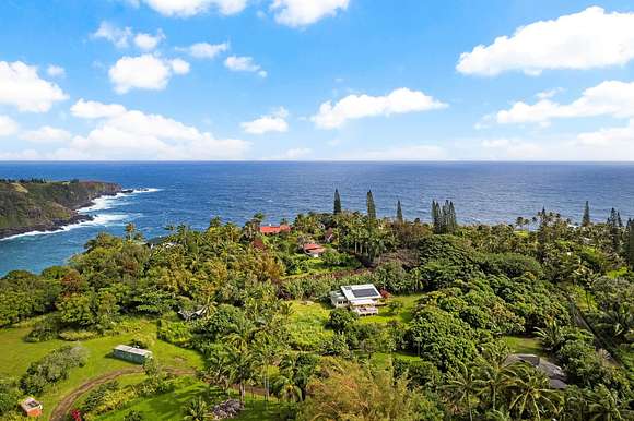 2.1 Acres of Residential Land with Home for Sale in Haʻikū, Hawaii