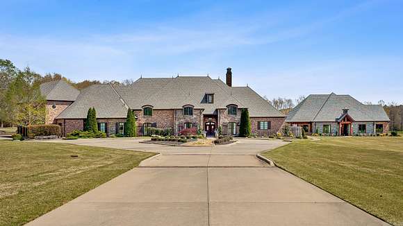 15.4 Acres of Recreational Land with Home for Sale in Jonesboro, Arkansas