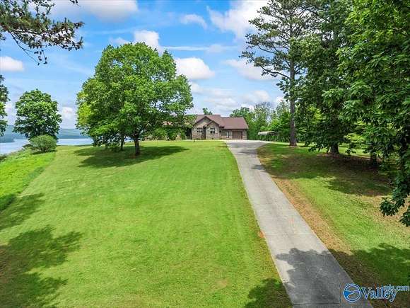 15 Acres of Land with Home for Sale in Guntersville, Alabama