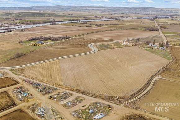 19 Acres of Land with Home for Sale in Wilder, Idaho