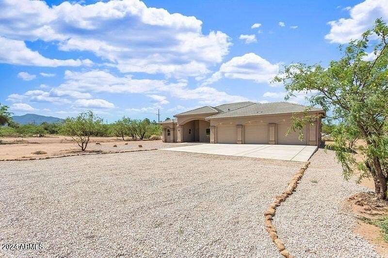 7.05 Acres of Residential Land with Home for Sale in Hereford, Arizona