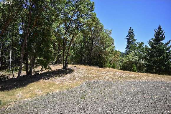 5 Acres of Land for Sale in Roseburg, Oregon