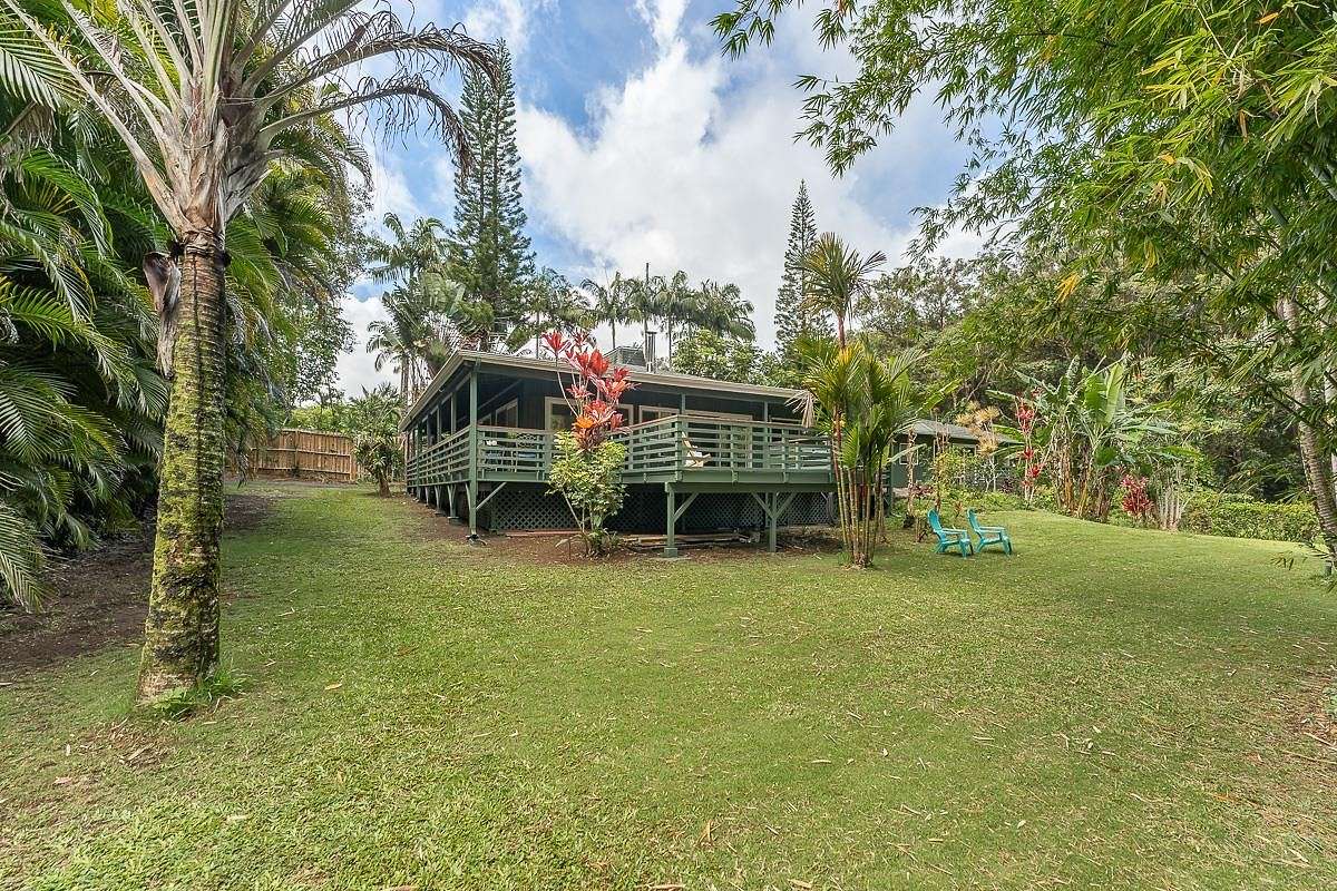 2.6 Acres of Residential Land with Home for Sale in Haʻikū, Hawaii