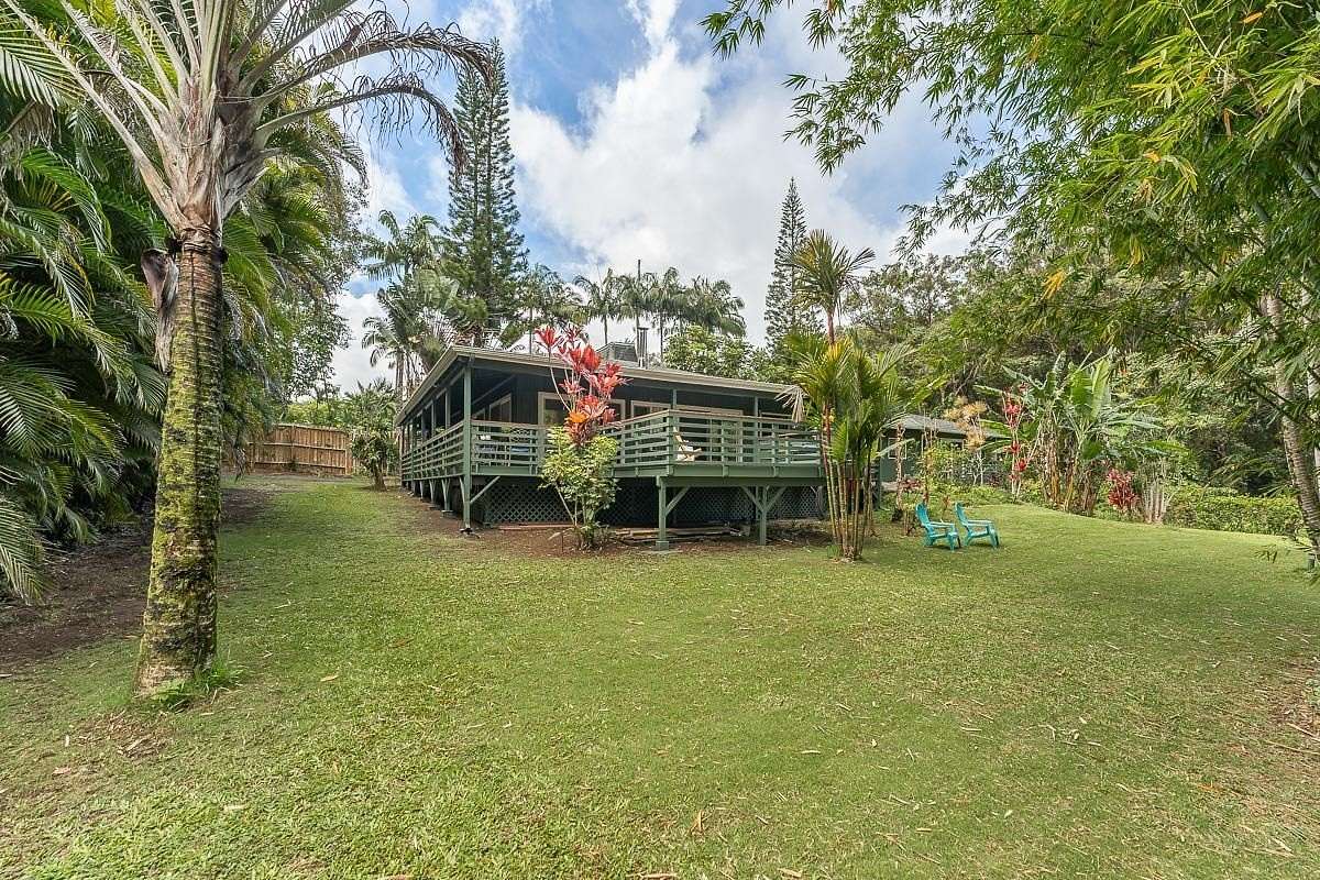 2.647 Acres of Residential Land with Home for Sale in Haʻikū, Hawaii