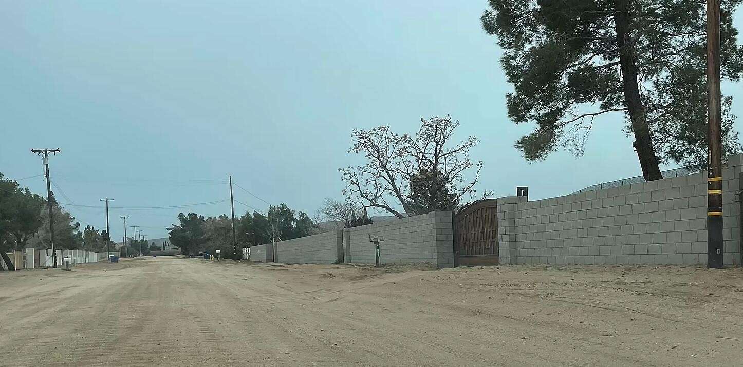 2.8 Acres of Residential Land with Home for Sale in Palmdale, California