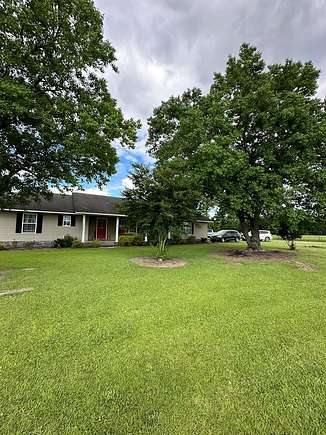 10 Acres of Residential Land with Home for Sale in Nicholls, Georgia