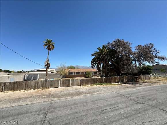 2.1 Acres of Residential Land with Home for Sale in Las Vegas, Nevada