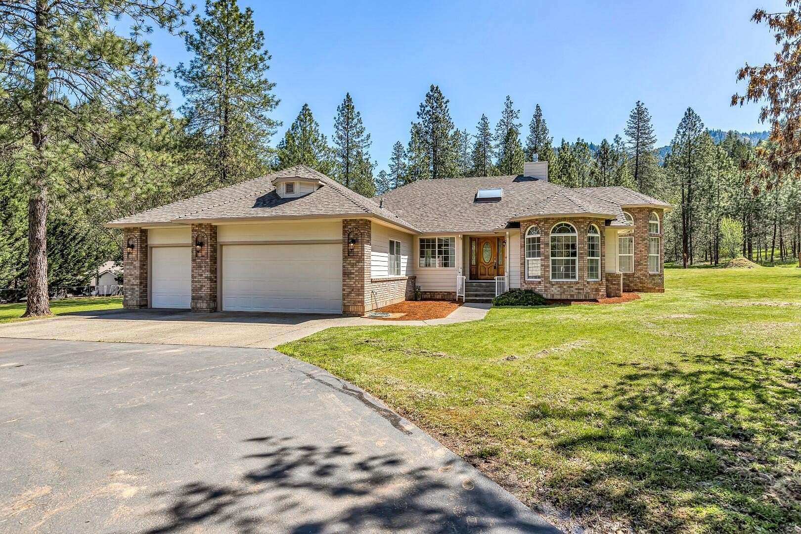 2.25 Acres of Residential Land with Home for Sale in Grants Pass, Oregon