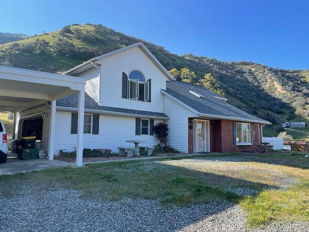 2.5 Acres of Residential Land with Home for Sale in Lebec, California