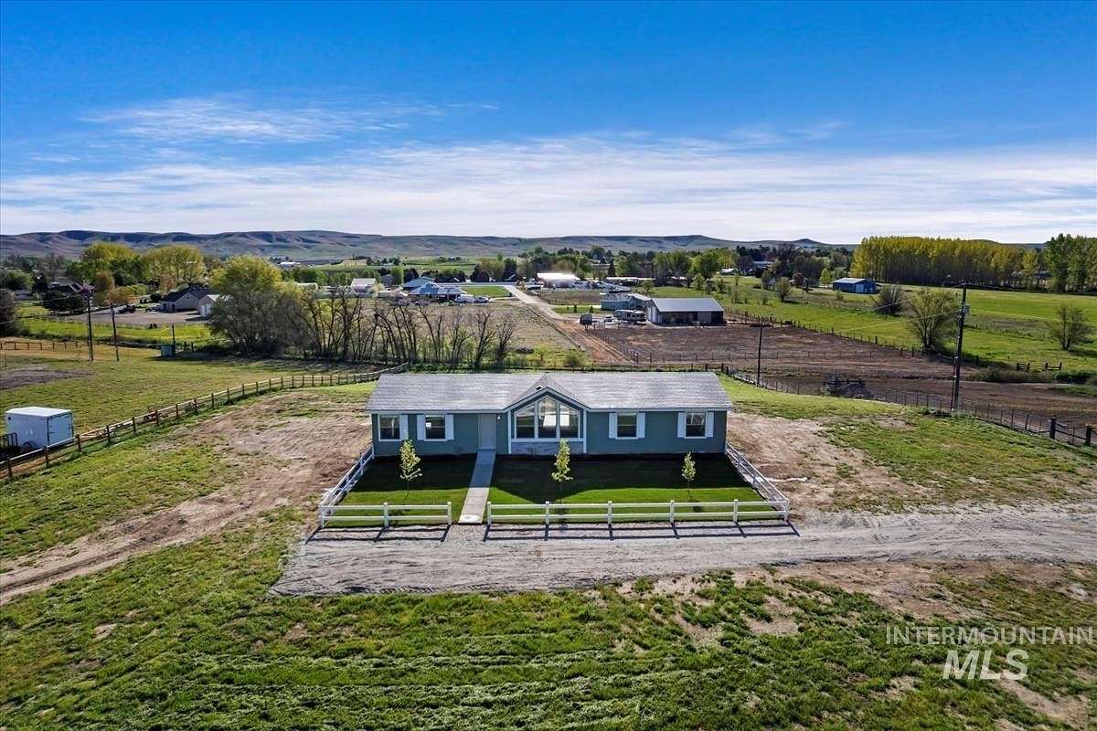 2.2 Acres of Residential Land with Home for Sale in Payette, Idaho