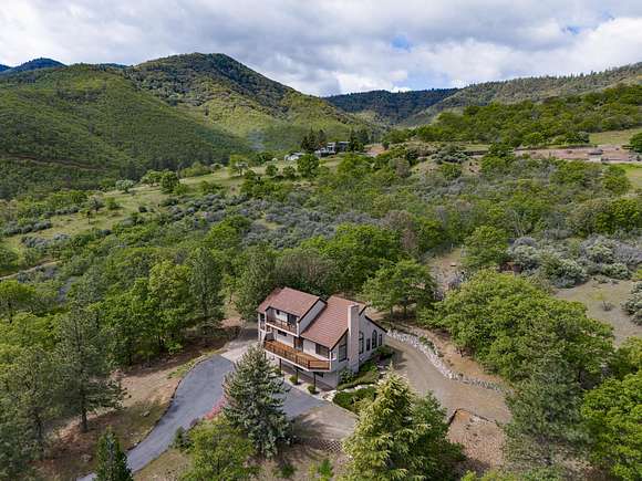 5.1 Acres of Residential Land with Home for Sale in Ashland, Oregon