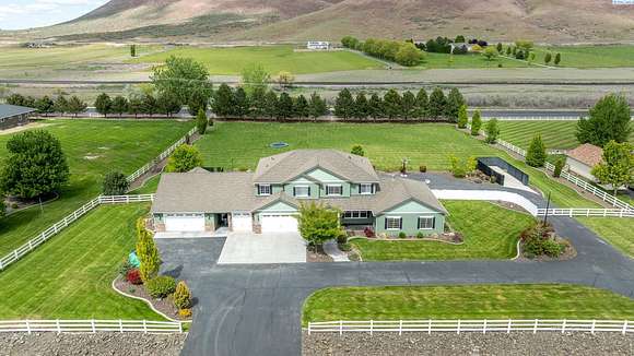 2 Acres of Residential Land with Home for Sale in Kennewick, Washington