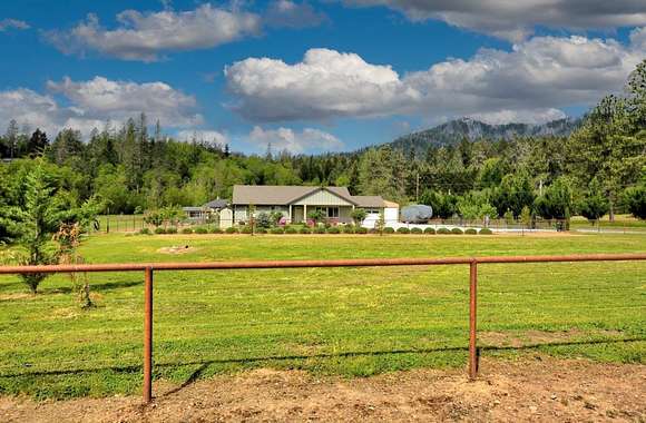 2.6 Acres of Residential Land with Home for Sale in Grants Pass, Oregon
